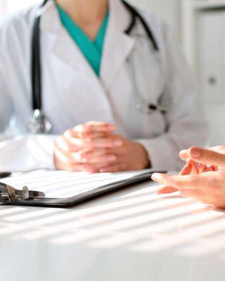 Врач консультирует пациента о реабилитации алкоголизма